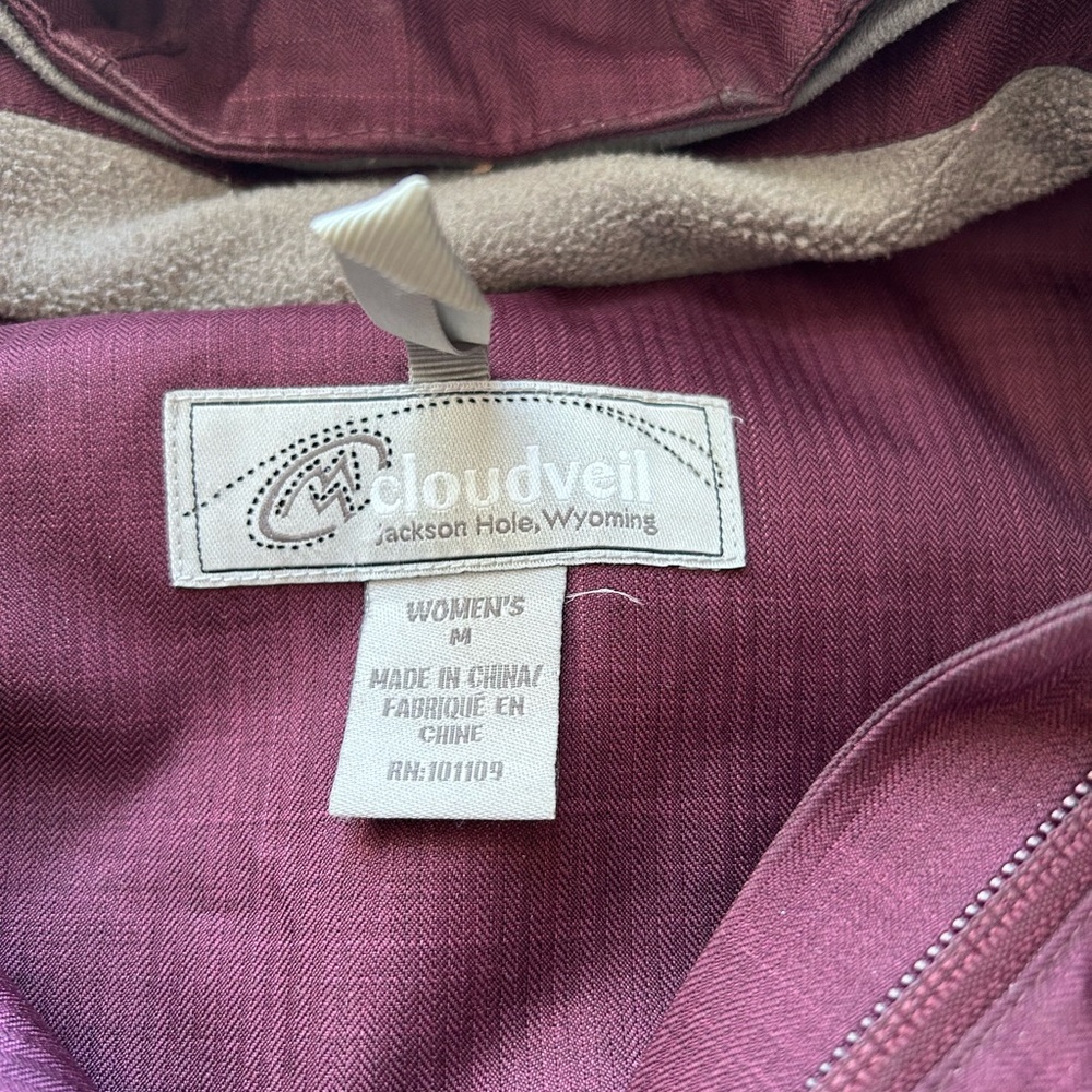 Cloudveil Primaloft ski/winter coat. Pockets. Zip off hood. Venting. Purple. EUC - Picture 9 of 16